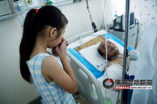 意外触电遭截肢 11岁<em>女儿</em>哭喊救救<em>爸爸</em>[图]_