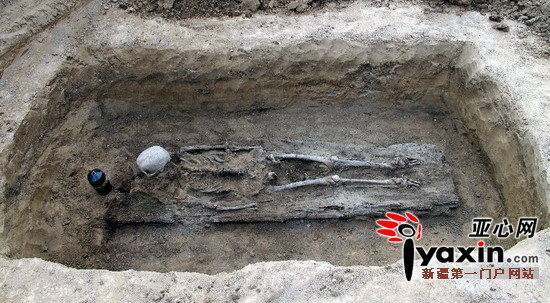 新疆昌吉一工地挖出清代古墓群 或为平民墓现明代青花瓷碗(组图)