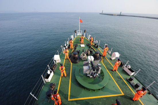 台湾海巡部门13日派舰艇赴钓鱼岛海域,公开展示"护渔勤务现地交接".