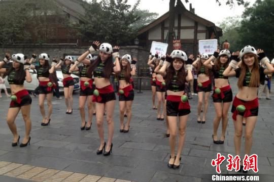 30个符号身穿熊猫服成都街头玩快闪(图)女生带主流网名女孩非图片