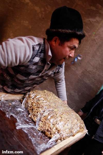 兰阿不拉江把制作好的切糕搬上平板车，他这一次制作的这块切糕在14公斤左右。按喀什市场的价格，每公斤90元计算，一大块切糕的价格在1200元左右。（南方周末记者张涛/图）