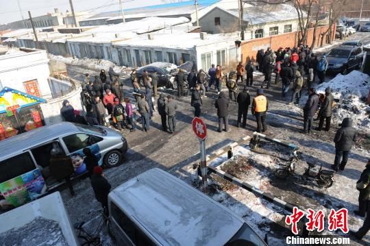 2月21日中午12许时,哈尔滨市道外区联合街亚泰水泥厂走行线道口发生一起火车(货运列车)和一辆“宝马”轿车相撞事故,无人员伤亡。具体事故原因正在调查中。 刘长山 摄 2月21日中午12许时,哈尔滨市道外区联合街亚泰水泥厂走行线道口发生一起火车(货运列车)和一辆“宝马”轿车相撞事故,无人员伤亡。具体事故原因正在调查中。 刘长山 摄