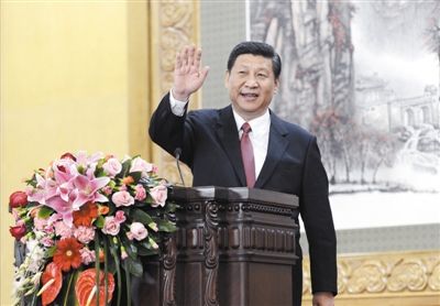 2012年11月15日，新当选的中共中央总书记习近平和其他六位政治局常委在北京人民大会堂与中外记者见面。图为习近平向记者挥手致意。中新社 廖攀 摄