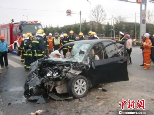 江苏南通超载小轿车与大卡车相撞致2死6伤(图