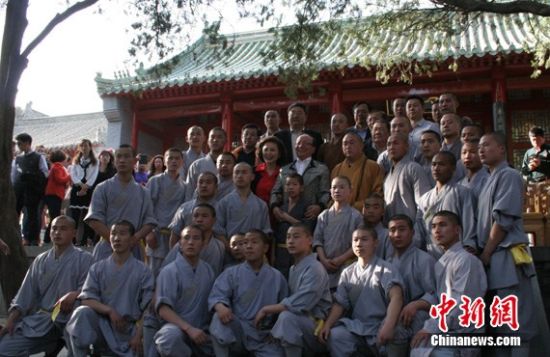 4��13�գ����ϵǷ⣬�����μӻƵ۹����������й����񵳸���ϯ��Т��Я���˲ι���ɽ�����¡�ͼΪ��Т�Ϸ��������·��������ż����Ӻ�Ӱ���������� ���� ��1
