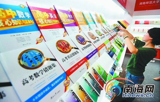 ����ʮ���գ��ڵڶ�ʮ����ȫ���鲩�����᳡�ڣ�������Ա���ڽ������չ���������������ι�ǿ��