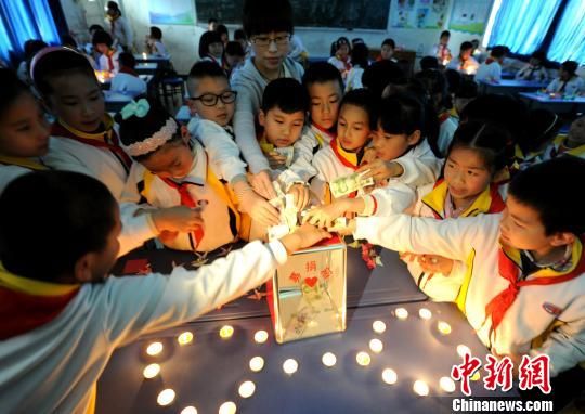 福州小学生为四川雅安地震灾区同胞祈福(图)