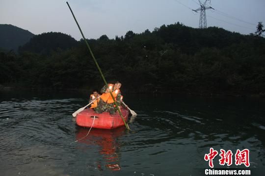 ͼΪ��Ԯ�ٱ�������Ƥͧ�ʹ��̹��߽��з�Ƭ��Ѱ������ �� ���� ��