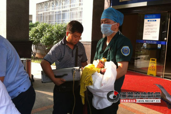 赶高铁回家途中羊水破了 高龄孕妇车上产女[图