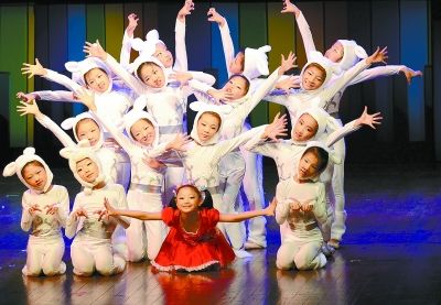 帅气逼真的人物造型,酷感十足的动作表情