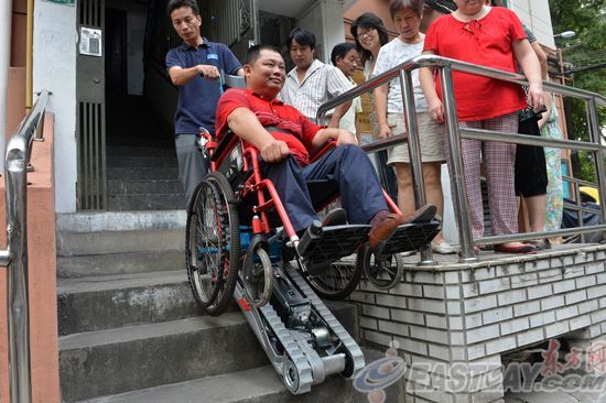残疾人无障碍通行有新招静安区残联获赠“爬楼机”[图]