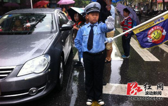 长沙开福区三角塘少年交警队开始上路护学[图