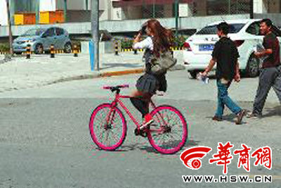 时髦女郎大撒把玩刺激(图)