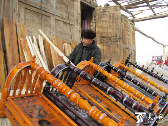 新疆阿图什一木匠制作摇篮 年收入10万元
