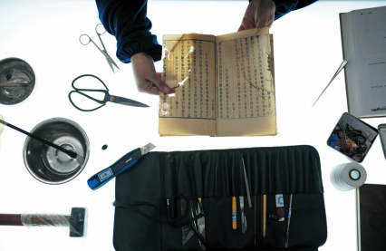 时光巧匠--新疆图书馆古籍修复师米娜娃尔·阿不都_新浪新闻