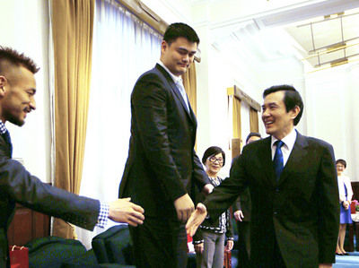 姚明与马英九握手身高太高需弯腰 画面有趣(图)