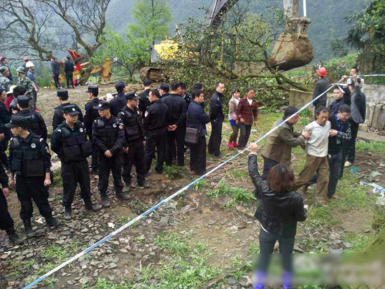 4月13日，四川省泸州市古蔺县箭竹乡乐园村，当地政府出动特警等强挖百年古树，事件造成包括13岁学生在内的数十名村民受伤。