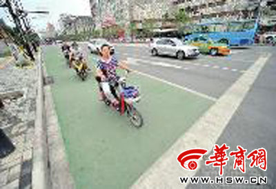 非机动车道咋铺成了绿色(图)