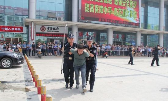 广水开展反恐防暴实战演练 12分钟制伏“暴徒”(图)_新浪新闻