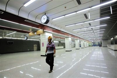 昨日,地铁7号线焦化厂站,工人正在对站台内进行装修.