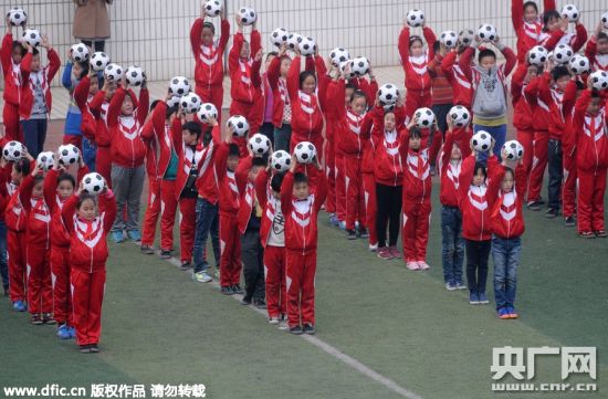 洛阳一所小学出现足球操 学生人手一个球(图)|