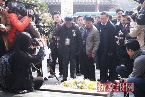 参加过台儿庄大战的抗日老兵邵经斗(101岁),正向台儿庄古城内的一处“无名烈士遗骸”敬礼。新京报记者 尹亚飞 摄 参加过台儿庄大战的抗日老兵邵经斗(101岁),正向台儿庄古城内的一处“无名烈士遗骸”敬礼。新京报记者 尹亚飞 摄
