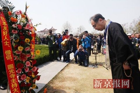 日本圆光寺主持大东仁,向台儿庄大战无名烈士墓献花并鞠躬。新京报记者 尹亚飞 摄 日本圆光寺主持大东仁,向台儿庄大战无名烈士墓献花并鞠躬。新京报记者 尹亚飞 摄