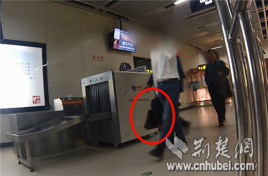 武汉地铁安检员工资低常加班 拿坏安检仪做样