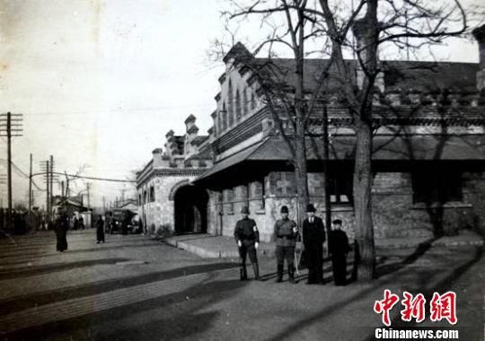 日本宪兵在唐山火车站值勤的照片，这张照片是从火车站站房外广场西侧向东北方向拍摄的。这张照片不仅是日本侵华的罪证，同时也反映了当时中国最老的火车站唐山站城堡式站房的历史风貌。