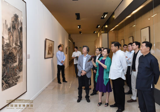 贾庆林同志参观“渡海白云贯古今——黄君璧书画展” 贾庆林同志参观“渡海白云贯古今——黄君璧书画展”