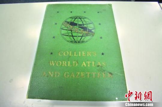 在旧货摊出现的地图集《Collier's World Atlas and Gazetteer》。 陈志强 摄