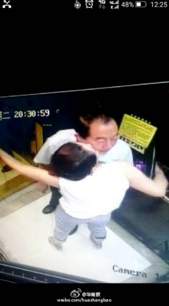 局长与女子亲密接触。视频截图 局长与女子亲密接触。视频截图