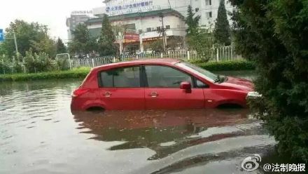 轿车被淹