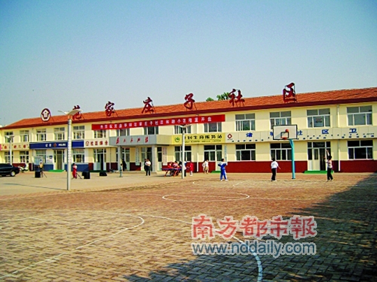我就怕邹书记(诸城市委书记邹庆忠记者注)调走。近日,山东省诸城市贾悦镇欧美尔社区一名农民对南都记者称,对农村社区化这一大事,他担心以后没人接下这个大摊子。 6月21日,山东省潍坊市下辖的诸城市委、市政府下发文件,做出了撤销辖区内所有行政村的决定。这意味着,延续了上千年的农村建制被撤销。由此,原先有1249个建制村的诸城,将合并成208个农村社区。 欧美尔社区(服务中心)由企业赞助兴建,原先服务7个行政村。如今,行政村被撤销后,欧美尔社区将成为真正的权力机构。不少用于农民集中居住的楼房