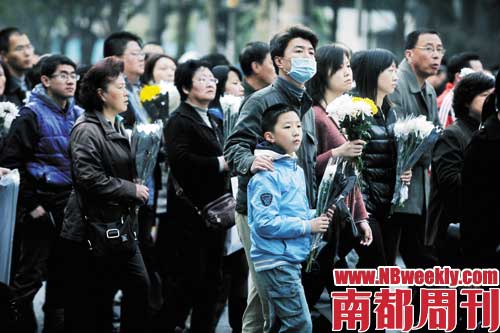 上海市民自发到火灾现场献花悼念。摄影_孙炯