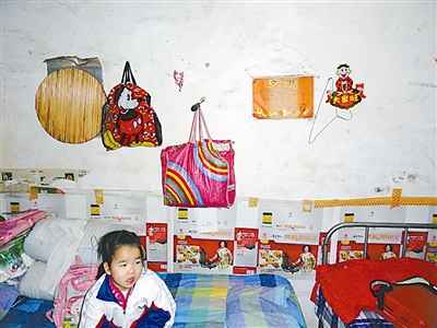 邓小雪的家简陋而狭小。墙上贴着她总成绩获年级第二名的奖状。