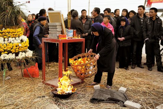 寨桥村村口，钱云会出事的地方摆放了香案供人祭拜。
