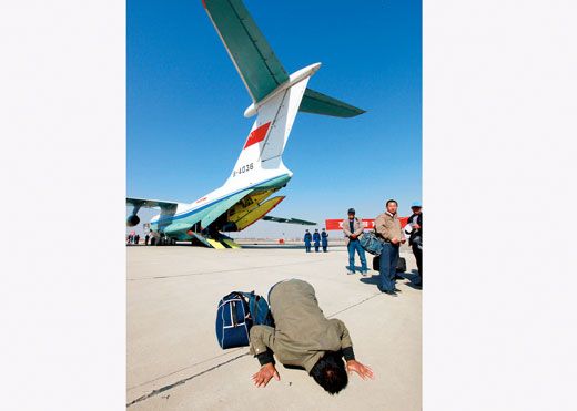 3月4日，在利比亚工作的中国水电二局工人王克荣乘机回国后激动地亲吻祖国大地。当日，圆满完成撤离中国在利比亚人员任务的4架空军运输机安全抵达北京南苑机场。这批撤离回国人员共287人，主要是中资公司员工