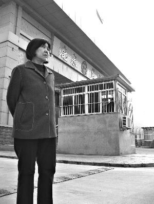 今年3月12日，杨惠贤到石家庄鹿泉监狱探望被关押的儿子。目前她在准备辩护词等重审时为儿子辩护。 本报记者 孔璞 摄 