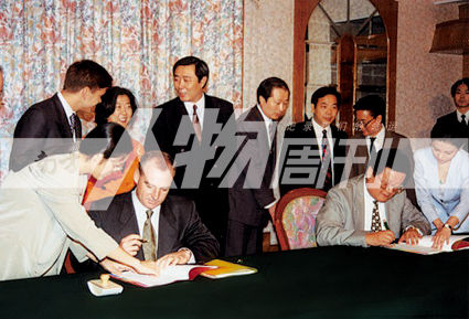 1996年，香港，刘长乐与代表默多克新闻集团的戴格里签订合约，开办凤凰卫视的愿望终于变成现实（受访者提供）