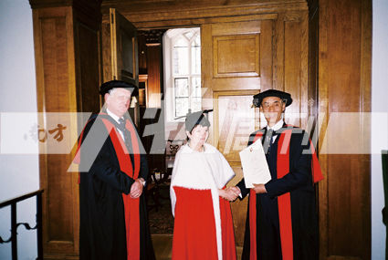 2005年10月11日，剑桥大学校长Alison Richard教授（中）祝贺秦晓获得剑桥大学博士学位