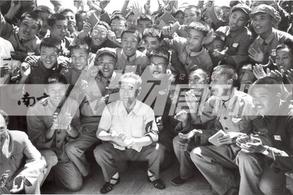 1966年8月18日，周恩来与红卫兵合影，前排右二拿红宝书者为秦晓