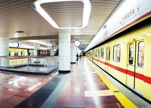 广州地铁翻新计划被疑劳民伤财 高中生举牌反