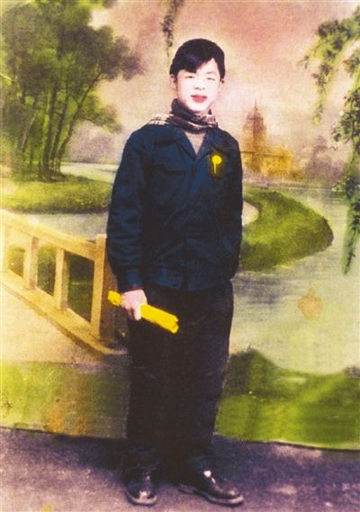 1959年，雷锋在鞍钢的夜校兼职语文老师时所拍，这是张人工着色的彩照。