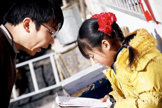田家岔小学，首都师范大学的支教志愿者在教学生读书。摄影/ 韦亮
