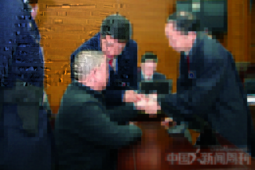 ͼ˵��2010��2��2�գ�������ʦ��ׯ���ӱ绤��α��֤�ݡ�������֤�������������е�һ�м�����Ժ��ͥ������ͥ���У��ر�˫������֤�˹���ģ(��)�Ƿ���Ѷ�ƹ�ʱ����ׯ�ı绤��ʦ���ӳ�(��)�ͳ�����(��)Ҫ��Ϊ֤�˹���ģ�����ˡ���ͼ/����