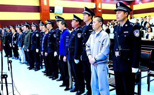 刘维等7名被告人受审。(本报报道组 摄)