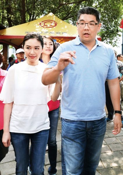 2014年4月13日，连胜文带着太太蔡依珊到台北市内湖区出席公益活动。