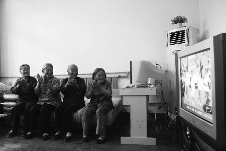 沂蒙六<em>姐妹</em><em>电视机</em>旁看圣火_新闻中心_新浪网