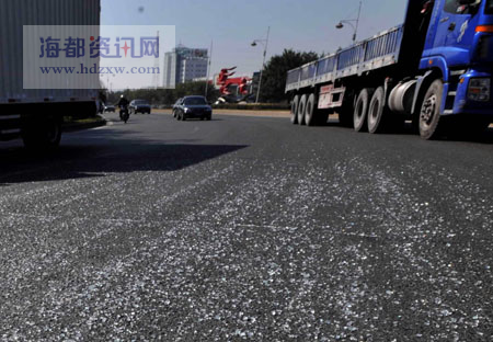 福州城门福泉高速连接线上 满地玻璃渣 半天无人清